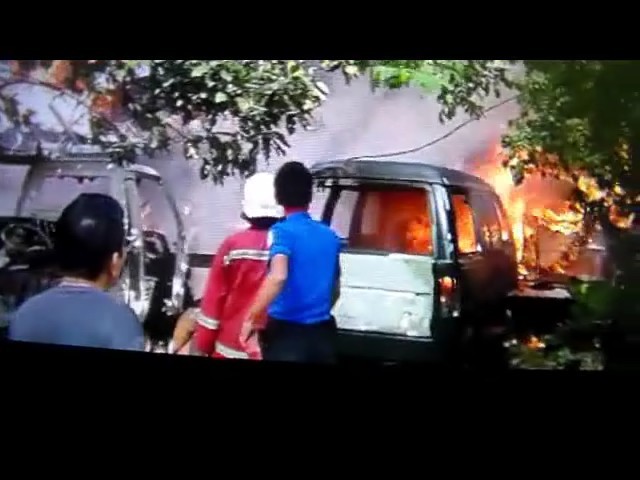 Suasana saat terjadinya kebakaran, terlihat beberapa mobil hangus terbakar